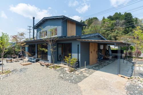 田んぼとサウナと焚き火の古民家一軒宿アゼミチタベネル