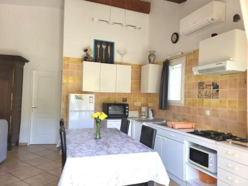 Kitchen, 15mn de Cannes, Villa la Soleiade , Gite ,Lodge , type T2, clim, piscine, parking au Lac de Saint-Ca near Malpasset Dam