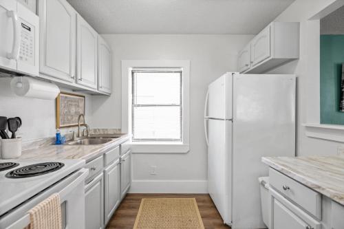 The Flats on Florida St - Super Comfy 2-Bedroom Apartments - Akka, AL