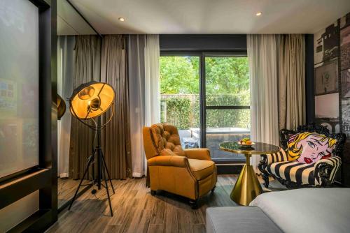 Deluxe Double Room with Bath image 8