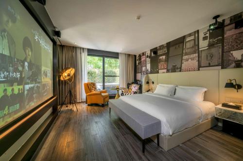 Deluxe Double Room with Bath image 7