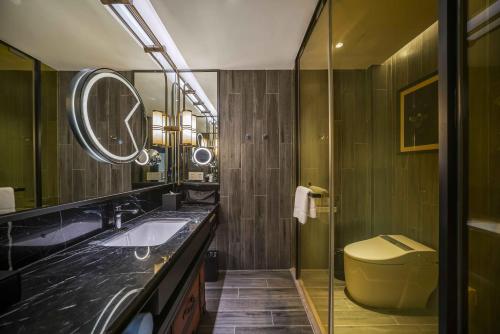 Deluxe Double Room with Bath image 1