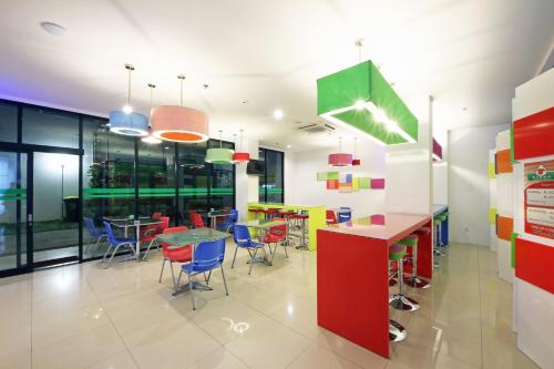 Quầy bar/Pub, POP! Hotel Tebet Jakarta in Jakarta