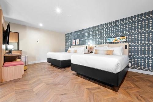 Deluxe Double Room with Extra Bed image 9
