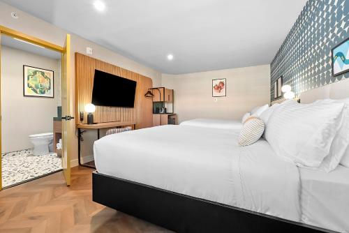 Deluxe Double Room with Extra Bed image 8