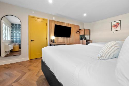 Deluxe Double Room with Extra Bed image 7