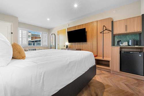 Deluxe Double Room with Extra Bed image 5
