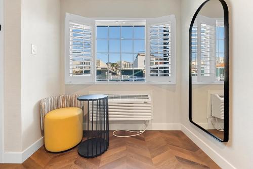 Deluxe Double Room with Extra Bed image 4