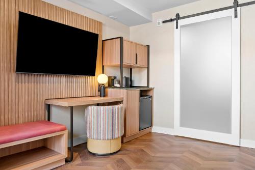 Deluxe Double Room with Extra Bed image 3