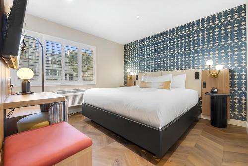 Deluxe King Room image 1