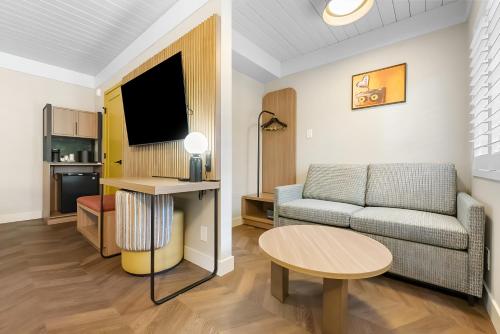 Deluxe Double Room with Extra Bed image 1