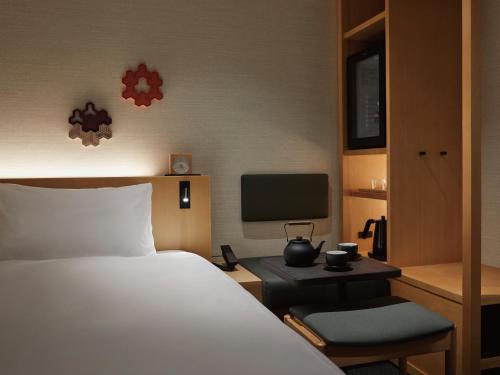 Superior Twin Room image 6