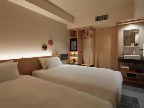 Deluxe Twin Room image 6