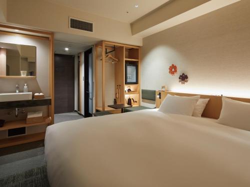 Deluxe King Room image 5