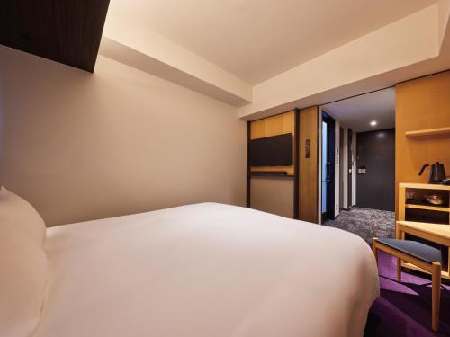 Superior King Room image 6