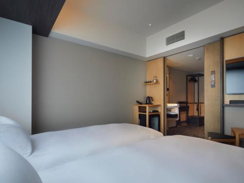 Deluxe Twin Room image 6