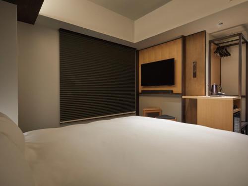 Deluxe King Room image 9