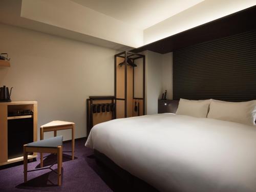 Deluxe King Room image 2