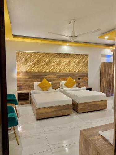 Deluxe Double or Twin Room image 10