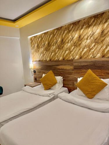 Deluxe Double or Twin Room image 9
