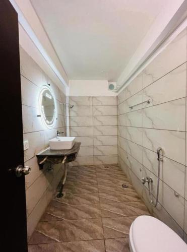 Deluxe Double or Twin Room image 7