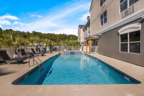 泳池, 海恩斯維爾麗怡酒店 (Country Inn & Suites by Radisson, Hinesville, GA) in 翰斯維爾 (GA)