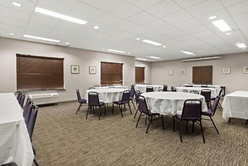 Country Inn & Suites by Radisson Hinesville GA - image 6