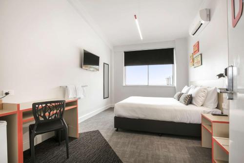 Economy Queen Room with Shared Bathroom Facilities  image 10