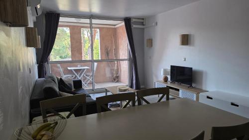 gedeelde lounge/tv-ruimte, Grand T3 climatisé à Saint Raphaël Valescure (Grand T3 climatise a Saint Raphael Valescure) in Vallon du Mal Temps