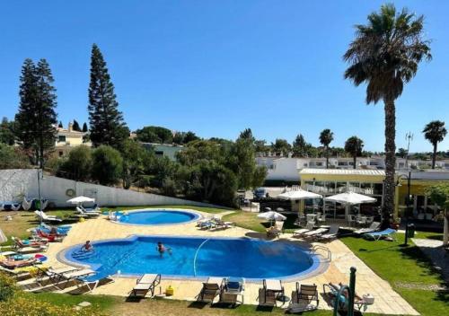 สระว่ายน้ำ, Casa Zen Apartamentos Santa Teresinha Montes de Alvor in มอนเตส เด อัลวอร์