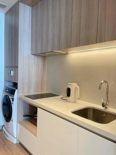 One-Bedroom Apartment image 4
