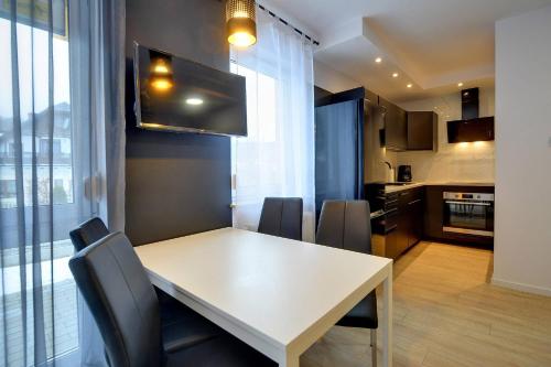 Gustowne Apartamenty Sun Seasons 24 z Parkingiem w Szklarskiej Porębie by Noclegi Renters, Шклярска-Поремба (фото 8)