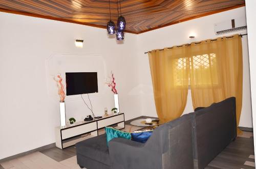 Shared lounge/TV area, Eclair appart! in Kribi
