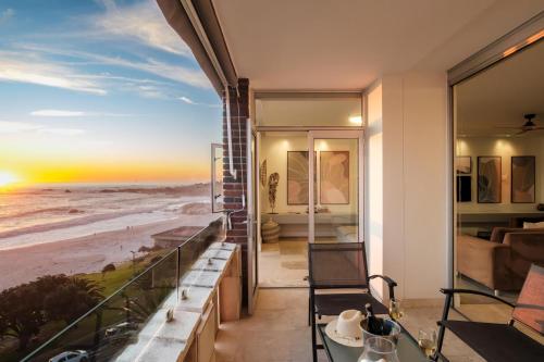 Camps Bay Beachside 2bed w Sea View Cloud 9