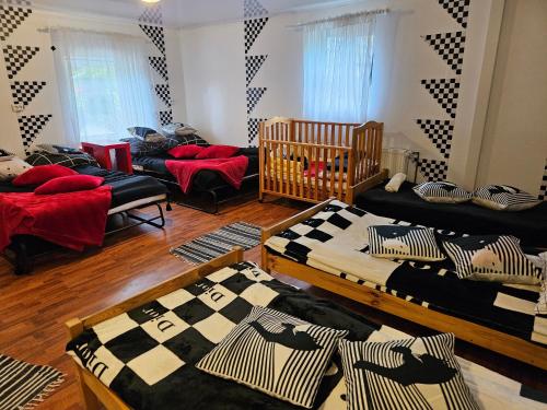 2 queen beds, 3 twin beds
