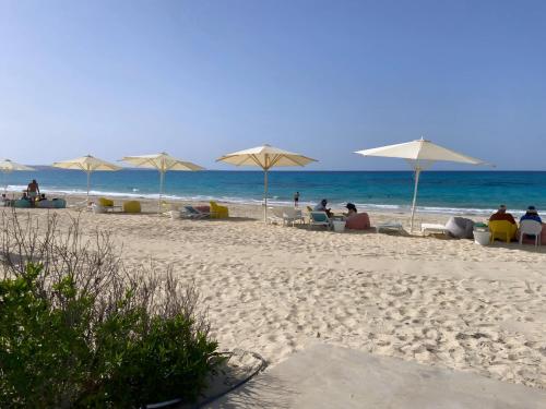 Spacious 3-Bedroom Chalet and Maid Room in Fouka Bay in 자위야트 아일라트 누