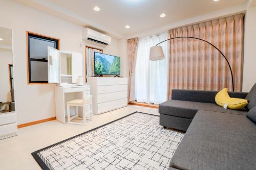 6 minutes walk from Yoyogi Station Close to Shinjuku 4-story detached house 110 square meters 3 bedrooms can accommodate up to 8 people Close to Shinjuku Takashimaya and Isetan