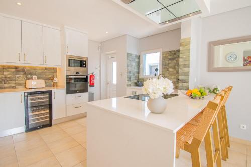 Mutfak, Casa Ana Superbly Renovated with Heated Private in Carvoeiro Kent Merkezi