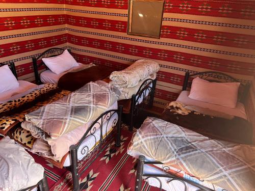 5 twin beds