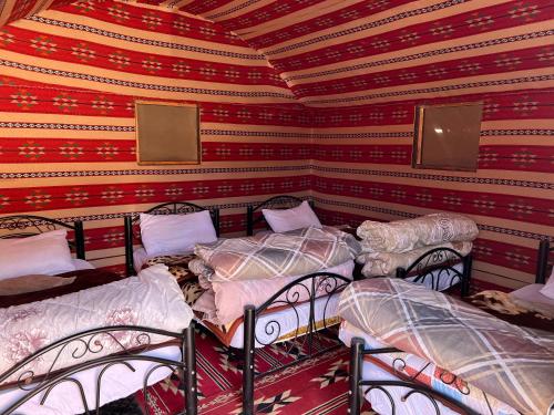 2 double beds, 4 twin beds