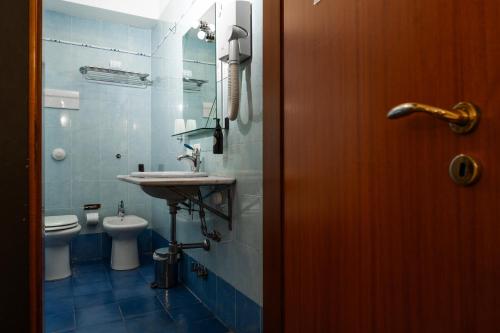 Basic Triple Room image 4
