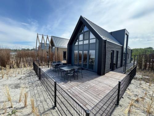 Enkhuizer Strand BeachHouse Deck Acht mit Zaun Nr 408
