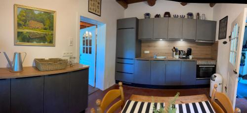 Reetdachhaus am See Ostfriesland in Leezdorf