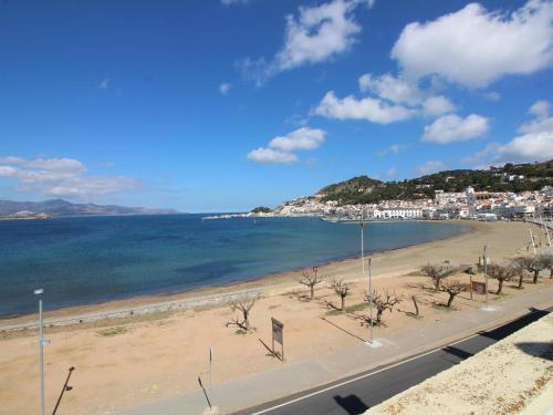 Ático en Primera Línea para 6 con Terraza y Piscina Común - ES-228-60 (Atico en Primera Linea para 6 con Terraza y Piscina Comun - ES-228-60) in Puerto de la Selva