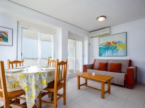 Ático en Primera Línea para 6 con Terraza y Piscina Común - ES-228-60 (Atico en Primera Linea para 6 con Terraza y Piscina Comun - ES-228-60) in Puerto de la Selva