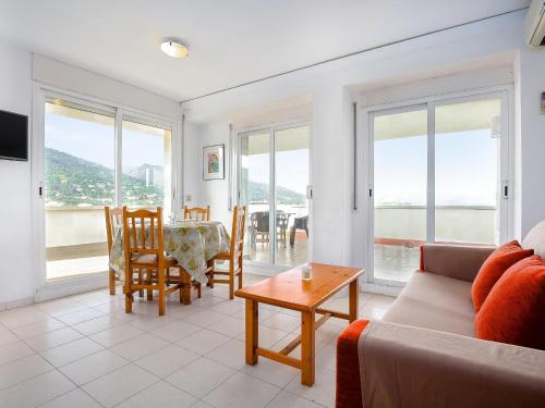 Ático en Primera Línea para 6 con Terraza y Piscina Común - ES-228-60 (Atico en Primera Linea para 6 con Terraza y Piscina Comun - ES-228-60) in Puerto de la Selva