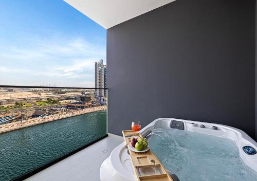 Livin' Holidays - Studio - Canal view with jacuzzi, Dubai