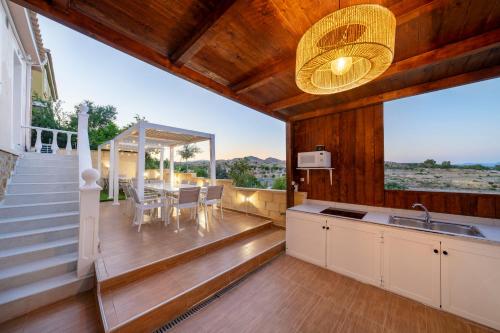 Luxury Villa Paraiso Alicante - Piscina Salada Climatizada, Chimenea, gymnasio, despacho, Futbol , G in La Capitana