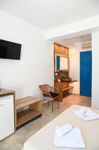 Glaronisia Hotel – Pollonia