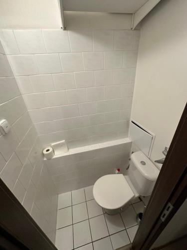 Private rooms, stunning city views, top-floor with balcony, bathtub, Internet, coffee, Prag (Foto 9)